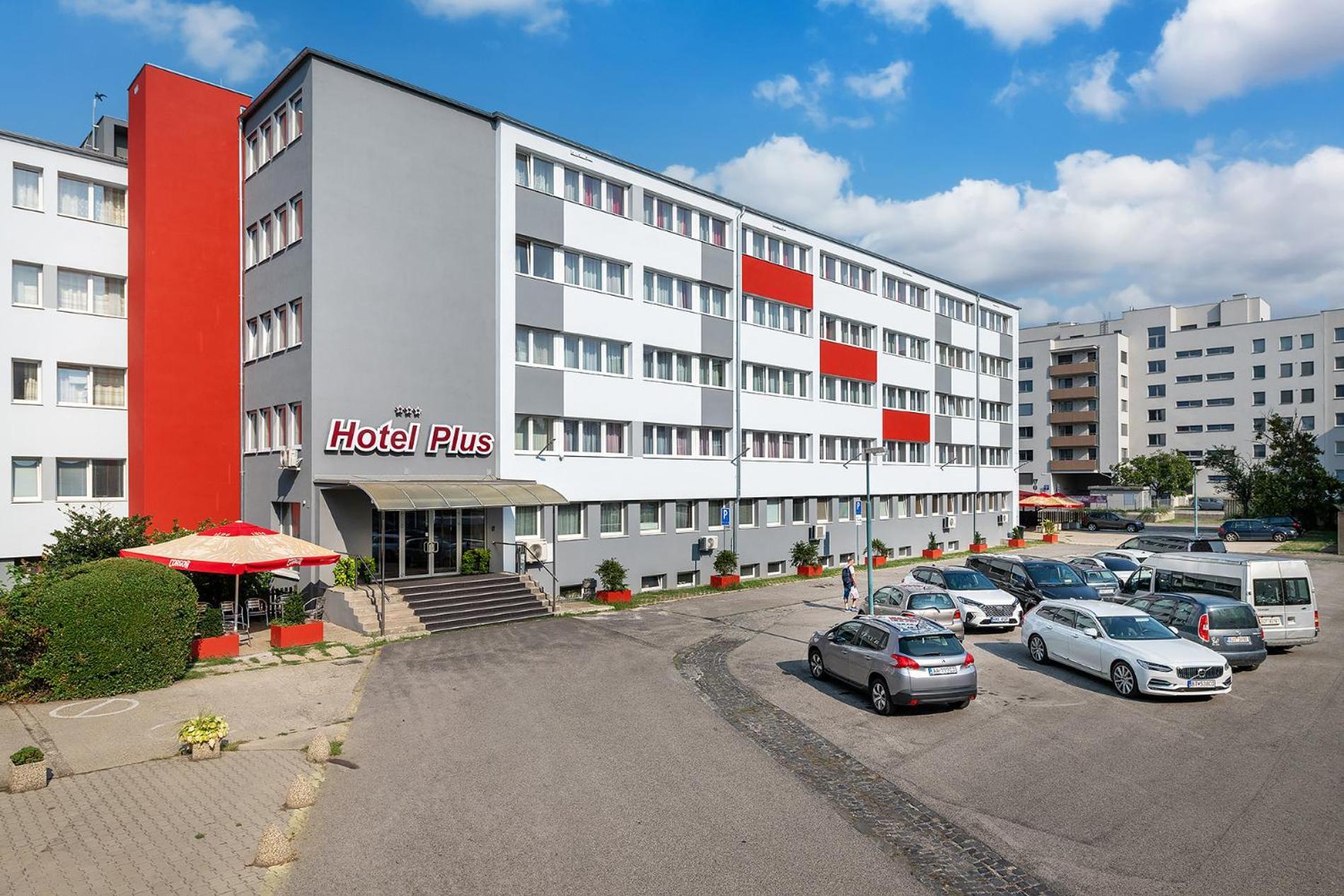 Hotel Plus Pozsony Kültér fotó